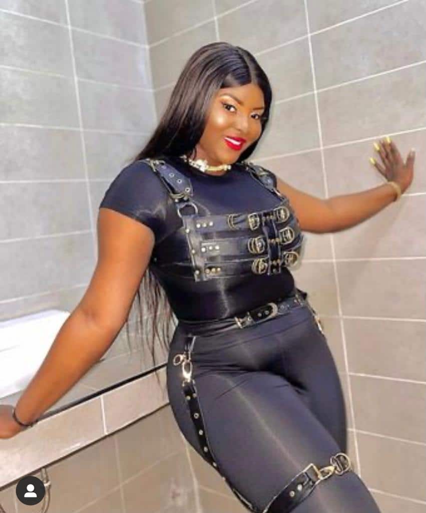 (Photos) Admirez la Tenue osée de la chanteuse Abiba